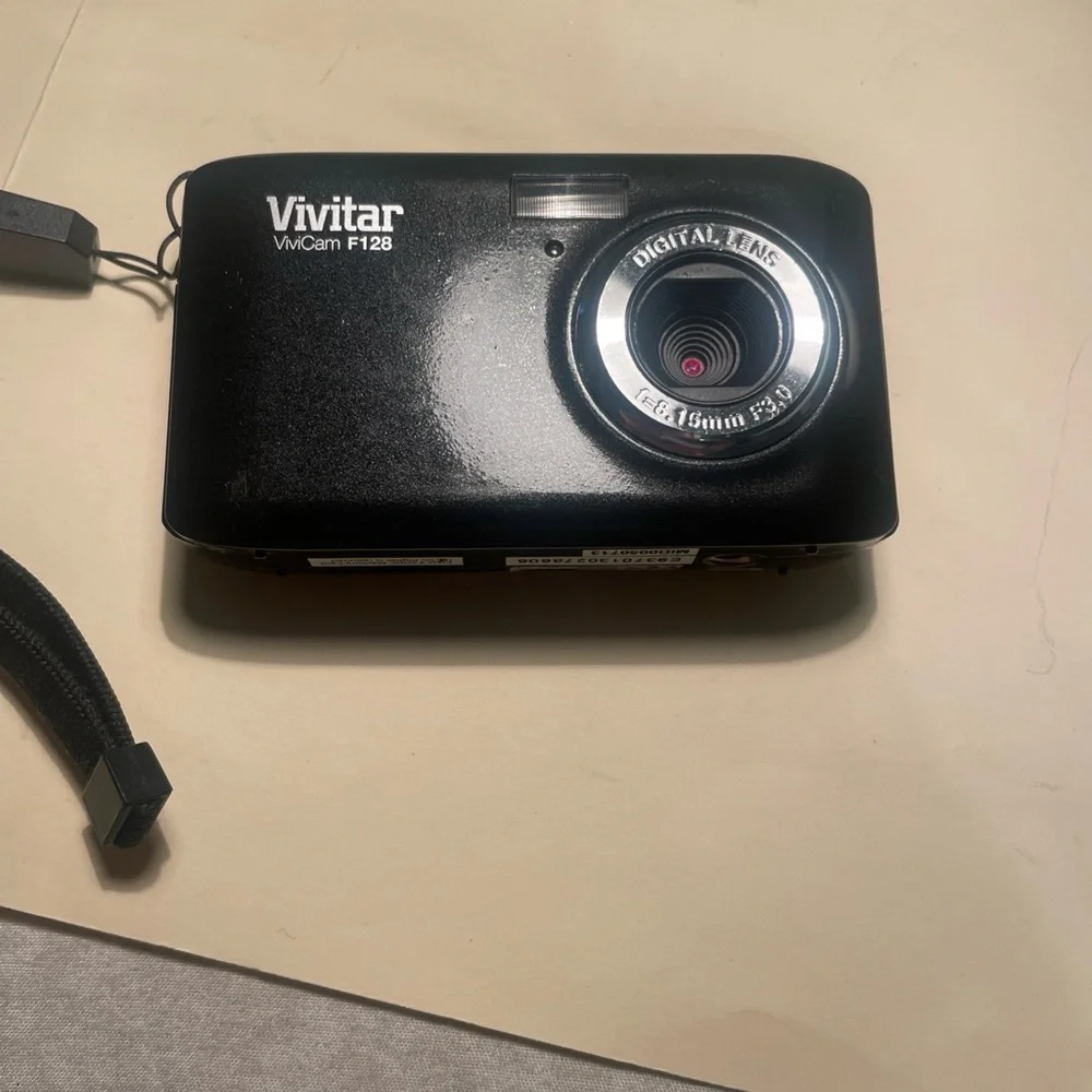 ViviCam F128 Compact Digital Camera - Black batteries no charger working tested.